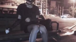 日本人女装子が屋外の道路沿いのベンチでオナニー