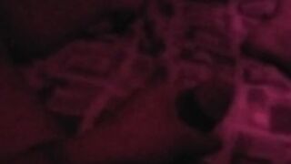 Me pongo caliente mientras todos duermen. Luz roja