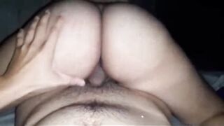 Le gusta cabalgar todas las noches