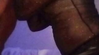 LE VIGILE DE L'HÔTEL VIENS M ENCULER PAR TERRE COMME UNE CHIENNASSE QUE JE SUIS