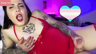 A menina trans tatuada Emma Ink bate uma punheta, chupa dotado e depois dá gostoso gemendo alto