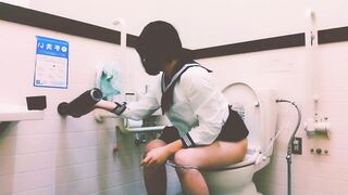 トイレの備え付けのオナホでアへる男の娘