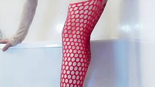 PinkKissy scopa il suo caboose in bagno.