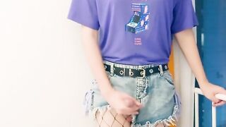 伪娘 // 大晚上穿成这样站在窗边自慰的，不是烧鸡是什么