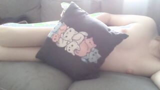 Observe trans dame rest bare on sofa seeing tv