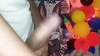 Masturbándome hasta eyacular viendo la gran verga de mi vecino