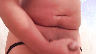 Femboy trans se masturba sola por detrás hasta venirse