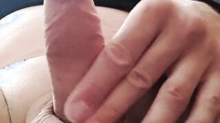 Delphine se caresse et montre ses pieds.