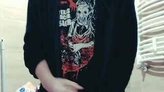 Hoe enby femboy enjoys grindcore and frolicking with his wood after spunking