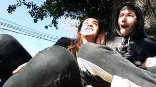 Encuentro mujer transexual asiatica en la calle parte trio.