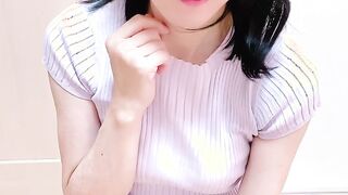 おしっこを我慢していた女装子が気持ちよさそうに放尿