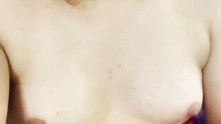 Garota Trans se Masturbando e Gozando Muito na Propria Boca