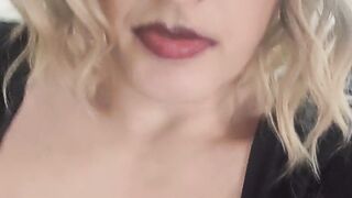 Trans Queen Hungdommymommy asks you questions while self deepthroating