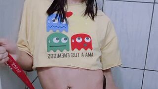 Carlezinha — Mulher trans pauzuda nua de cropped a pica gostosa bem dura amarrada apertada enquanto ela aperta a cabecinha com a mãozinha delicada usa essa puta vadia feminina quer gozar gritando com a rola amarrada